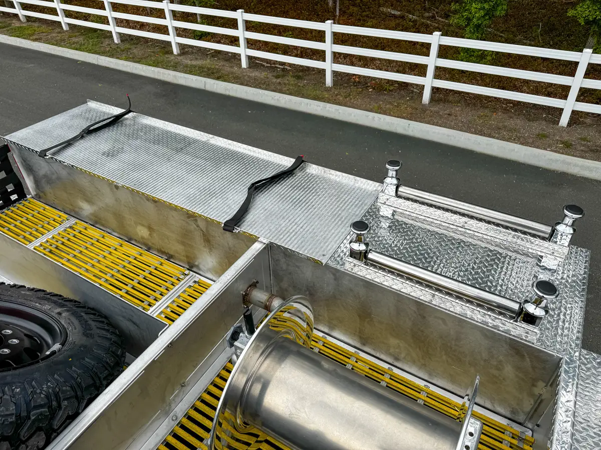 Top bay close-up with mounted cylinder over yellow grating.